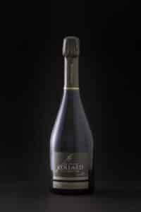 Photographie de produit montrant une bouteille de Champagne Christophe Collard Grand Réserve Brut sur fond sombre avec éclairage subtil, capturée par SL-photographie.